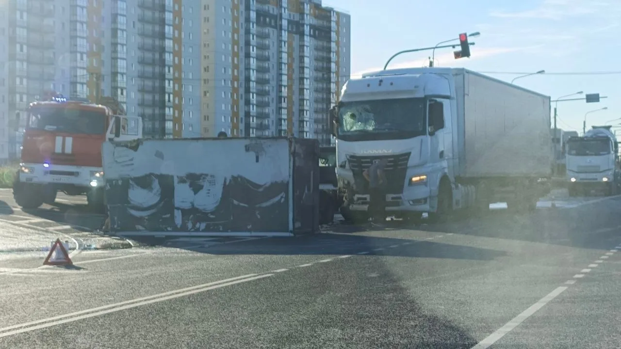 На Волхонском шоссе перекрёсток с ул Промышленной коллапс. Пробка больше часа.