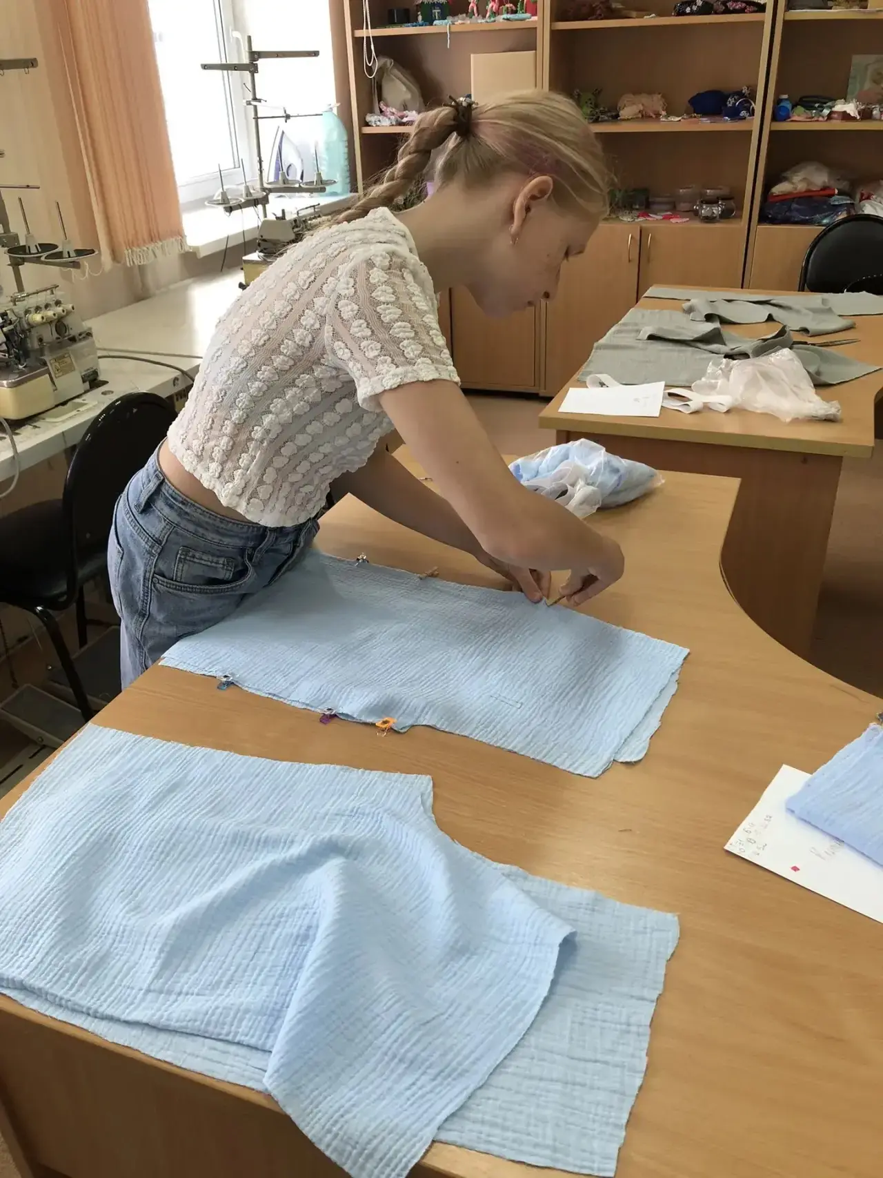 С девочками на занятиях в студии «Незабудка» была проведена уникальная работа.
1.🌸 Сделали рисунок 