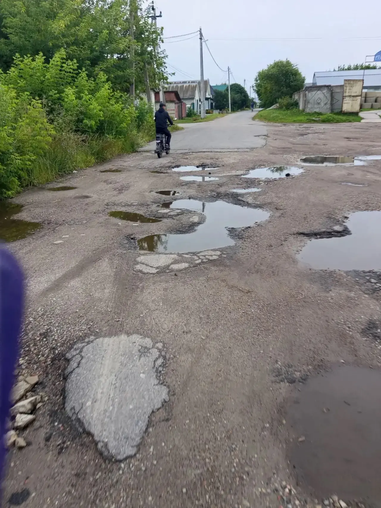Здравствуйте. Проблема ямок никогда не закончится. Это дорога к станции Техосмотра, заезд на пер.Сре