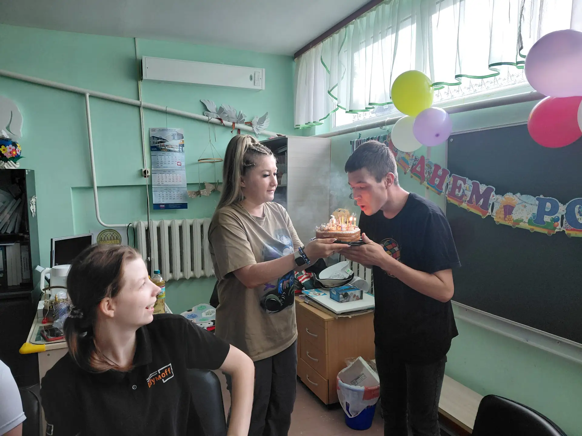 У Алмаза день рождения! 🎂

Поздравляли от всей души – шумно, весело, с улыбками. Именинник сиял, за