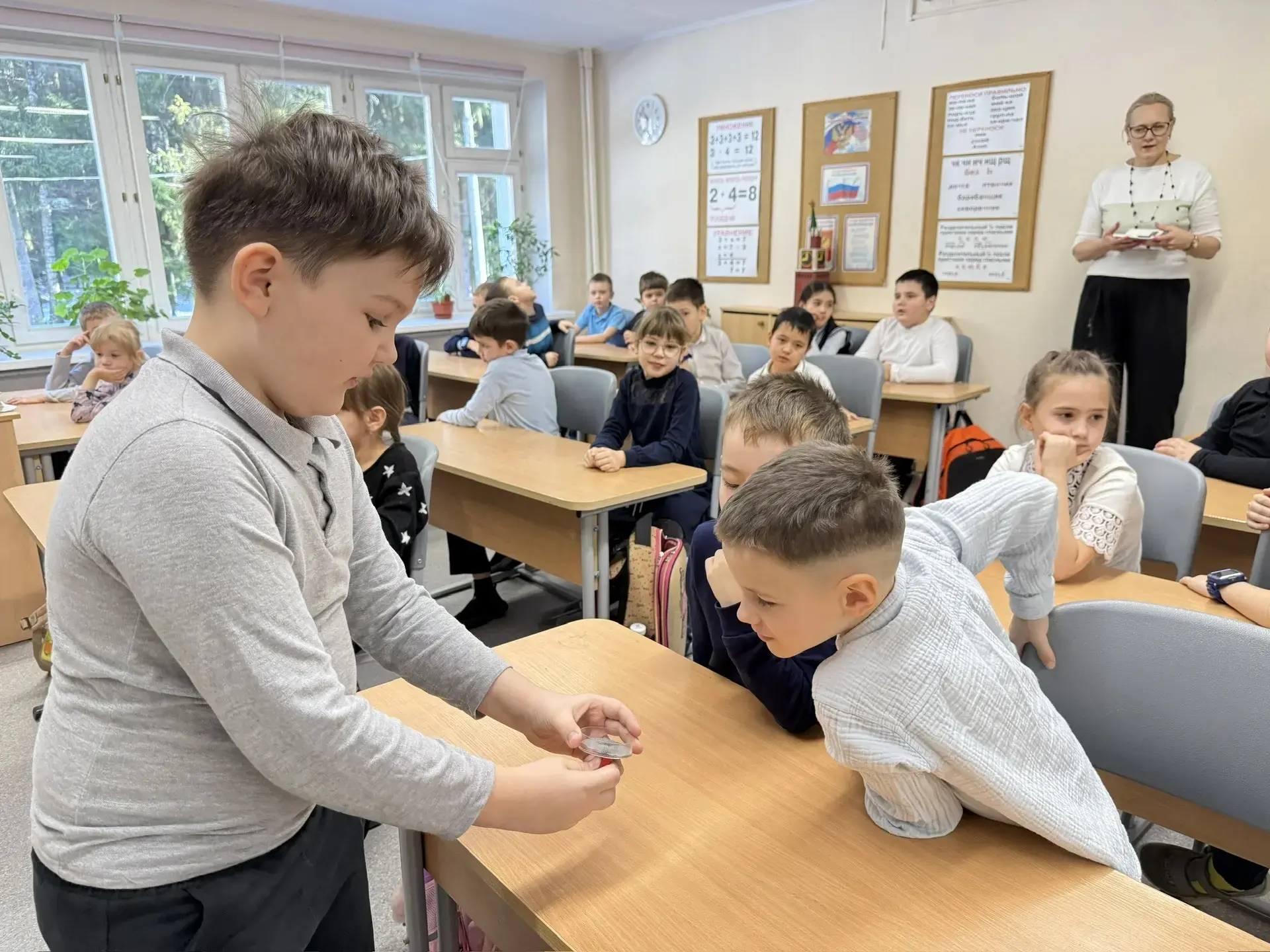 Наши юные ученые из 2 "В" класса открывают мир науки для первоклашек!  🏫В начальной школе проходит н