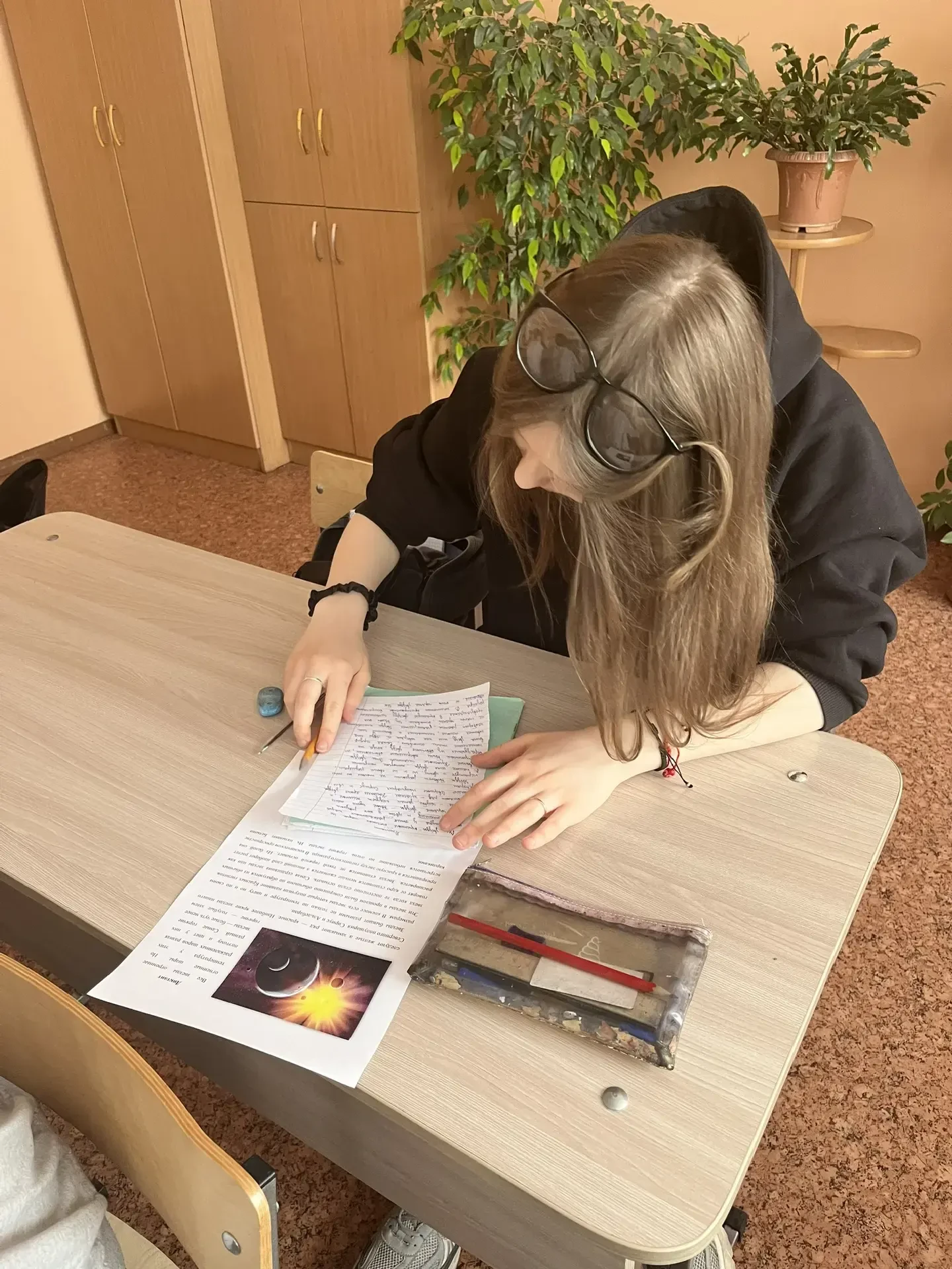 Накануне Дня космонавтики на уроке русского языка учащиеся 9М класса анализировали текст о космосе. 