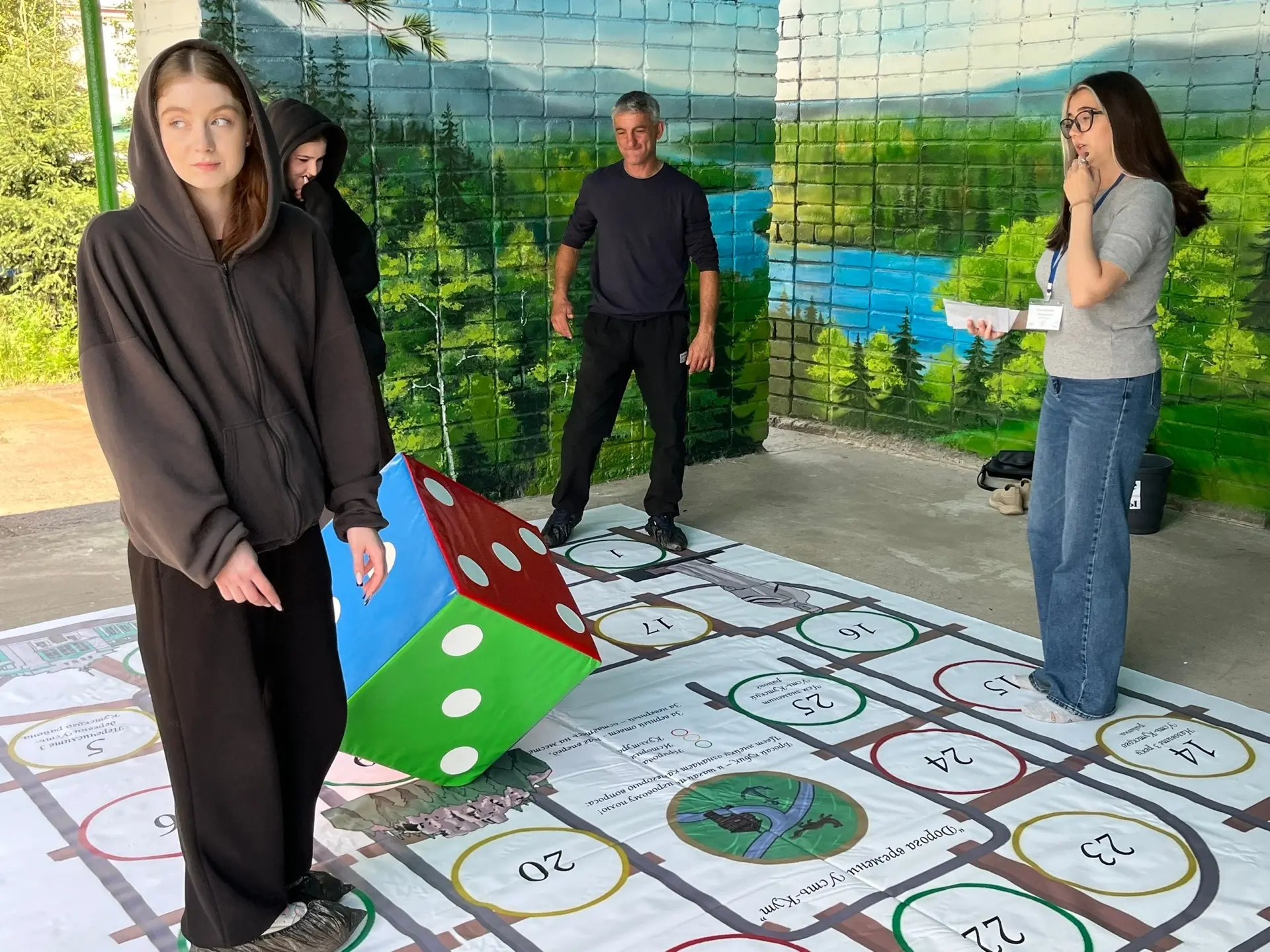 🎲В преддверии Дня города в городской библиотеке состоялся мастер-класс по напольной игре «Дорога вр