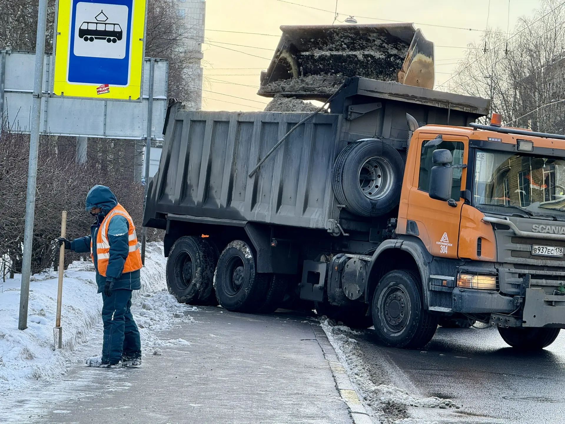 Заехал в Приморский район проинспектировать работу дорожного предприятия «Коломяжское». Обратил вним