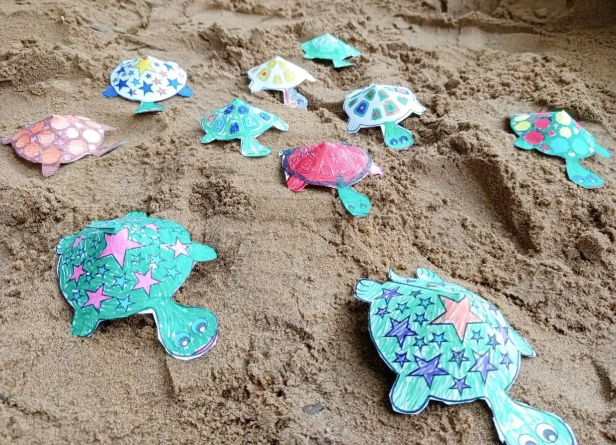 🏖️Тема дня в  детском саду — «Песок» 

🐢Ребята создали очаровательных черепашек — сделали их из бу