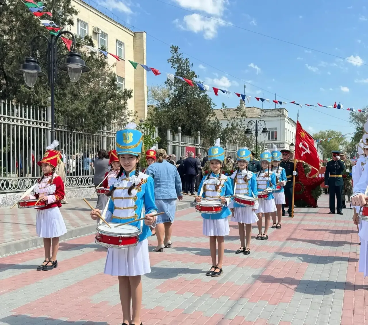 Учащиеся лицея- барабанщицы 🥁 стояли в строю и открывали колону бессмертного полка.