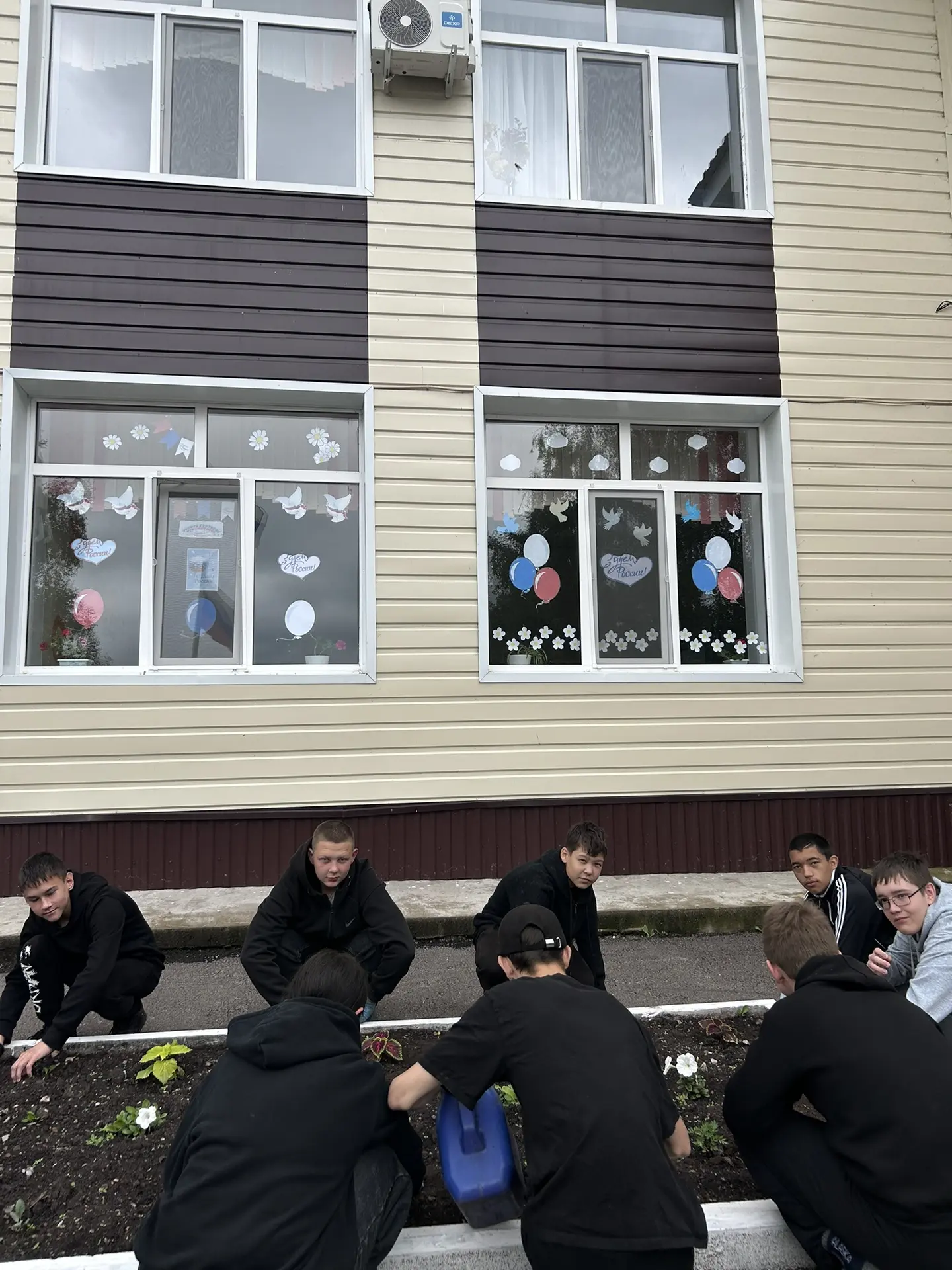 🌸Трудом и красотой: наш лагерь присоединился к акции «Цветы России»
Лето в трудовом лагере — это вр