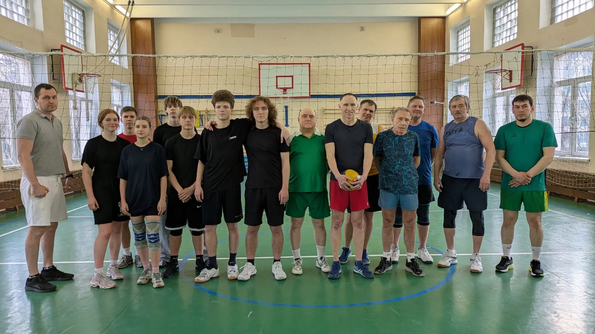 Турнир по волейболу  🏐 В нашей школе прошёл турнир по волейболу. Участниками стали наши ученики и ве