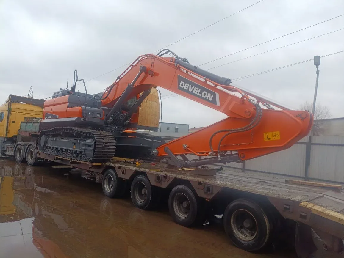 Паредан клиенту экскаватор DEVELON DX300LC-7B.