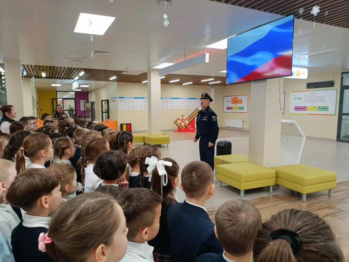 Традиционная линейка по понедельникам  🗓 Сегодня в нашей школе прошла традиционная линейка, посвящен