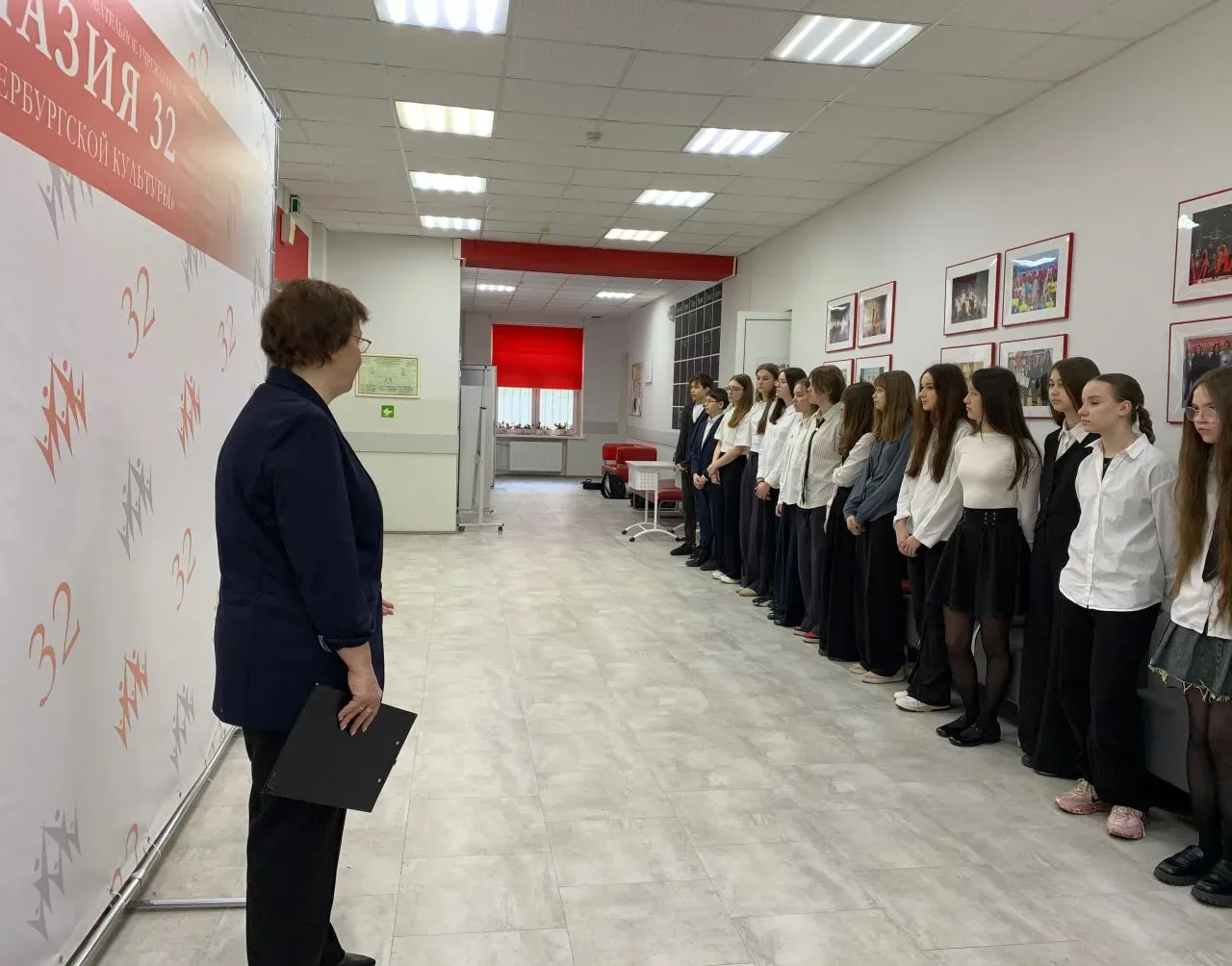 Новая учебная неделя началась с торжественных линеек! 🇷🇺  Сегодня, 6 апреля, в Гимназии №32 по тради