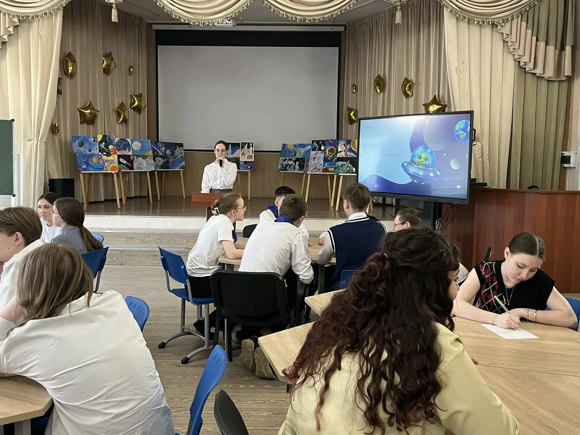 🚀 День космонавтики в нашей школе: квиз и фильм о звёздах!  В честь Дня космонавтики ученики 7–8 кла
