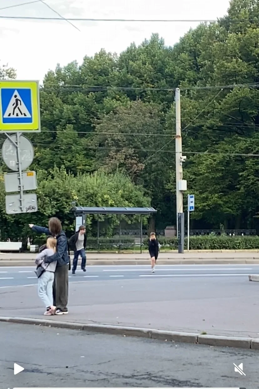Опасные гонки через проспект Стачек попали на видео 🛴