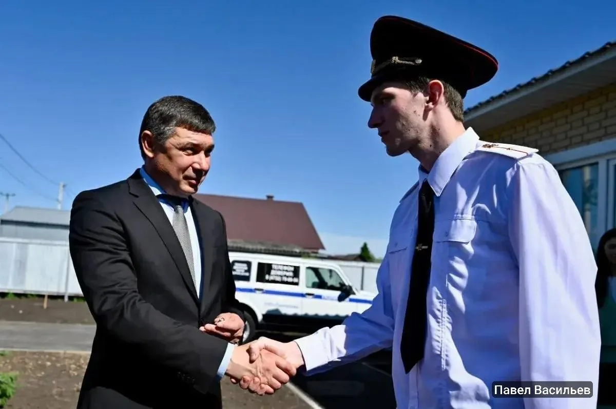 🔑 Евгений Первышов вручил ключи от служебного жилья участковому в Рассказовском округе

В рассказов