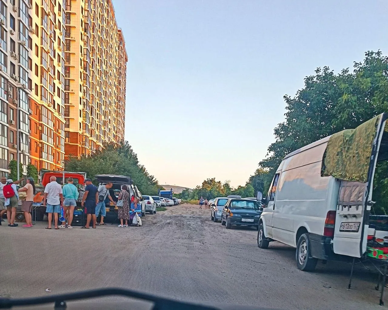 Читатели жалуются, что ЖК «Раз, два, три» превратился в рынок:

«Стоят уже ТРИ автомобиля, занимающи