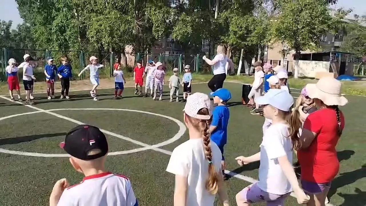 Маленькие сердца, большая любовь к Родине! ❤️🇷🇺

С Днём России! Пусть наша страна будет самой счас