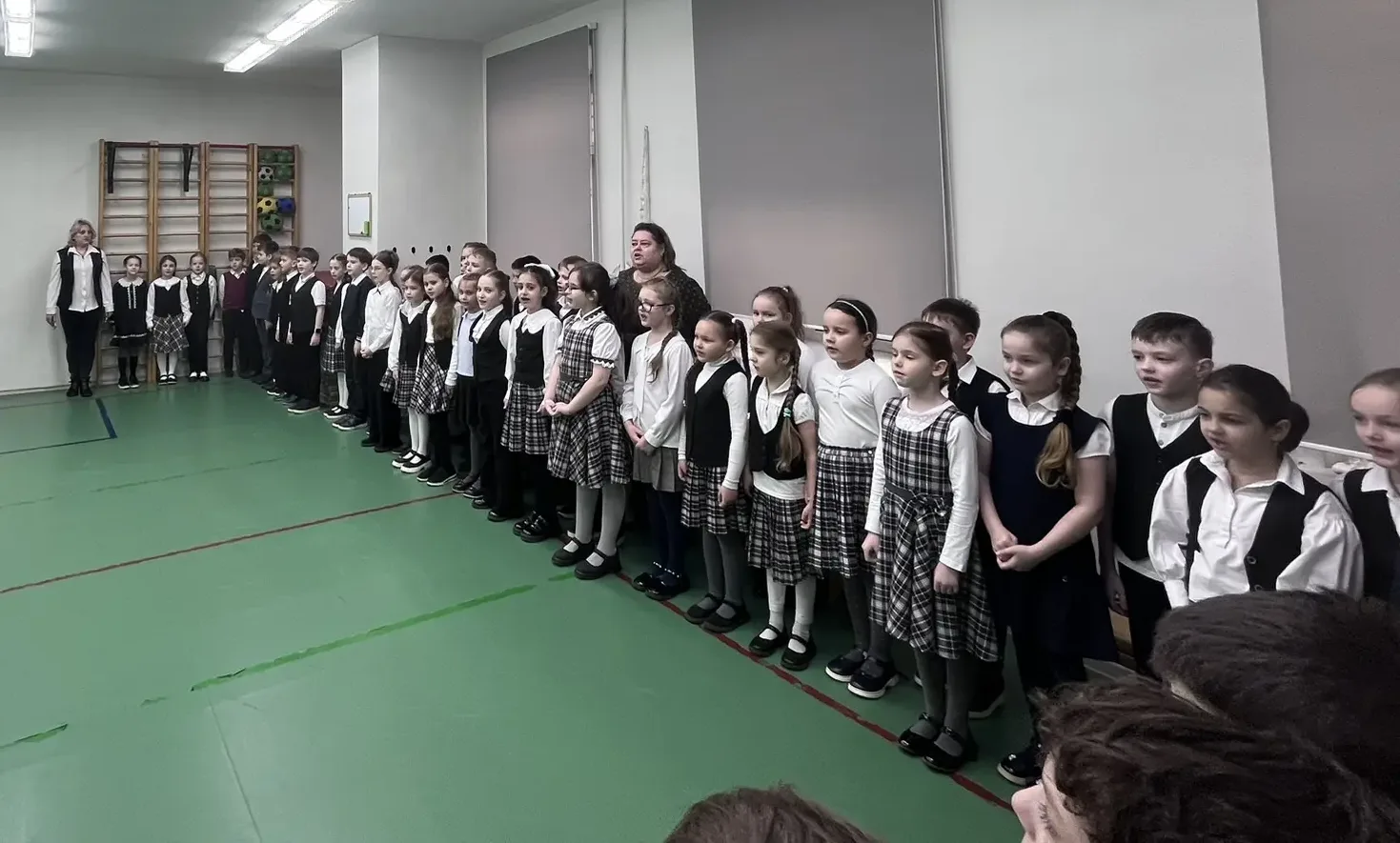 Новая учебная неделя началась с торжественных линеек! 🇷🇺  Сегодня, 6 апреля, в Гимназии №32 по тради