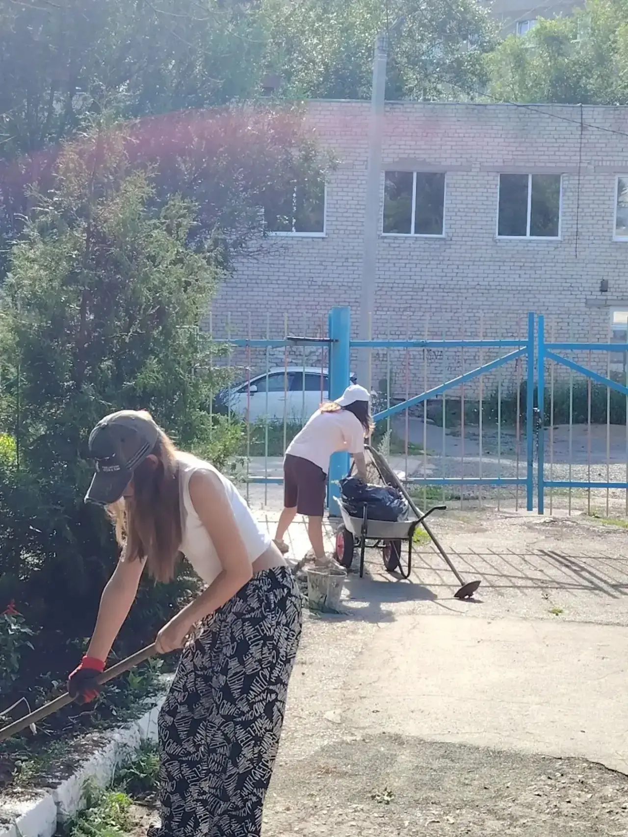 Лето — прекрасная пора... И не только для отдыха. Некоторые школьники трудятся все летние каникулы.
