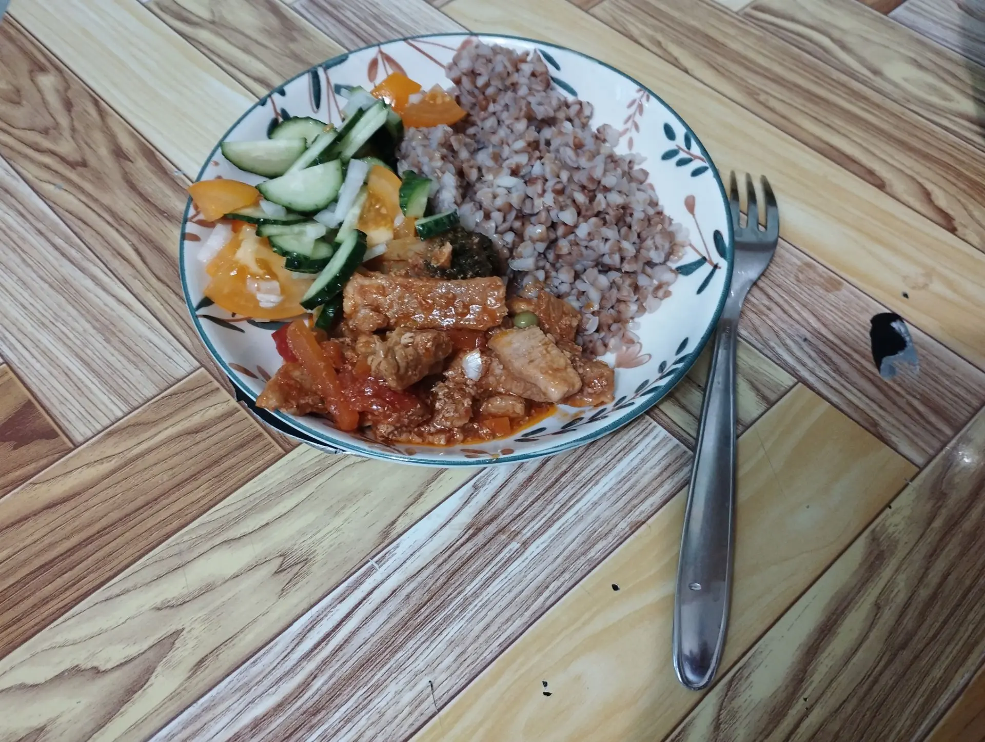Сегодня у нас тушёное мясо с овощами, гречкой и салатом.