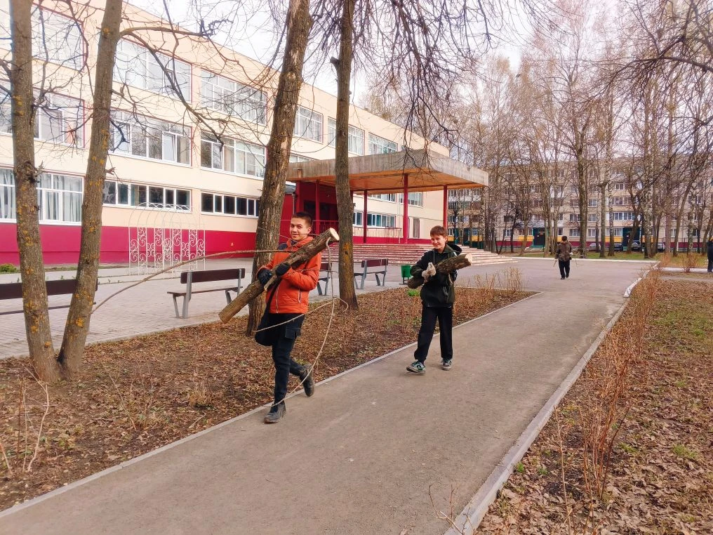 Несмотря на капризы природы и неблагоприятные погодные условия ребята из трудовой бригады, а также у
