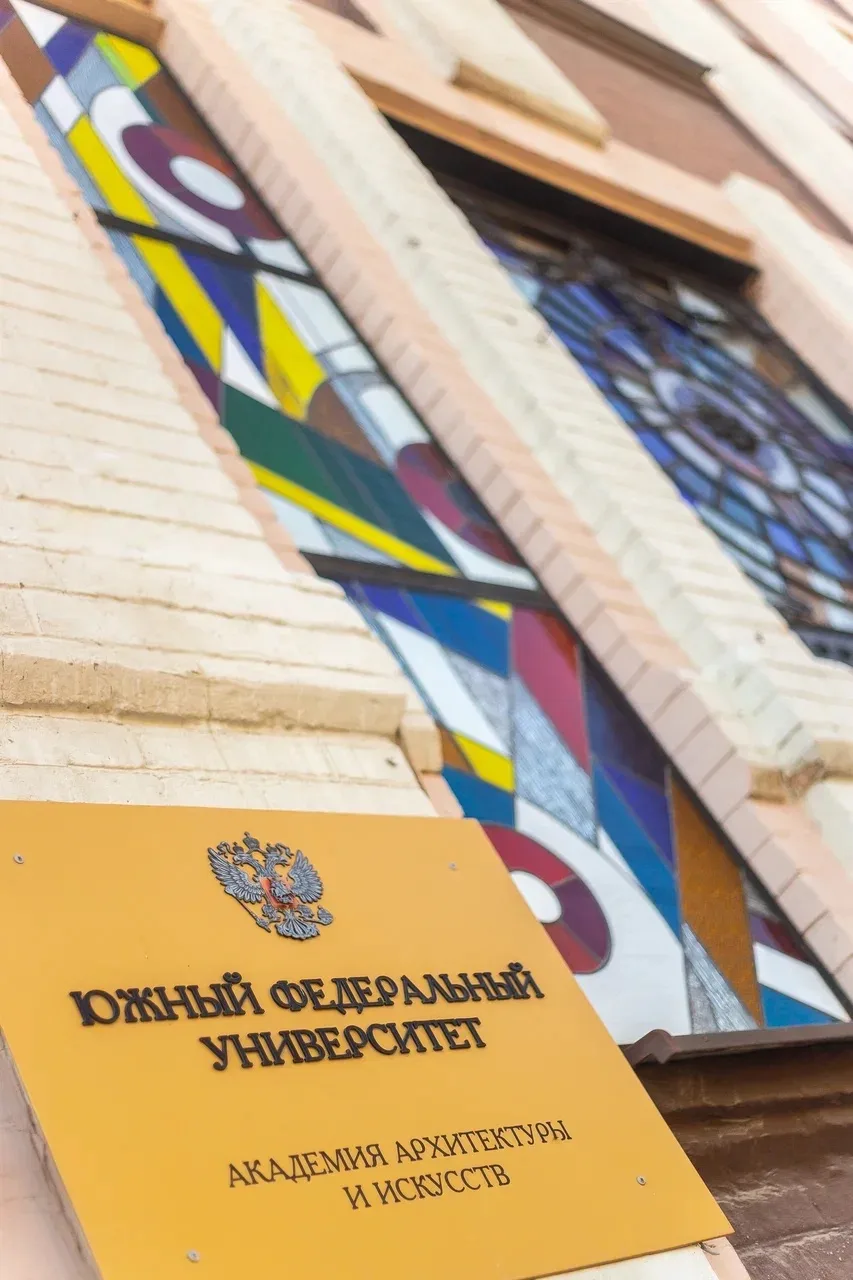 ⏳Знали ли вы, что в этом здании сохранился витраж 1913 года?