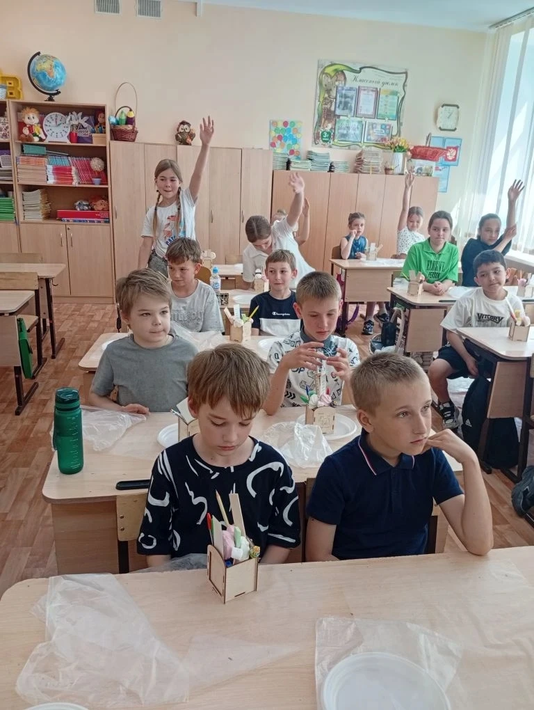 Ученики из 3Г класса завершили учебный год мастер-классом по изготовлению канцелярского бокса! Ребят