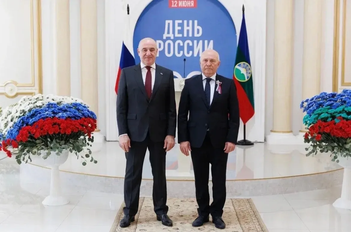 В День  России Глава Карачаево‑Черкесской Республики Р. Б. Темрезов вручил государственные награды Р