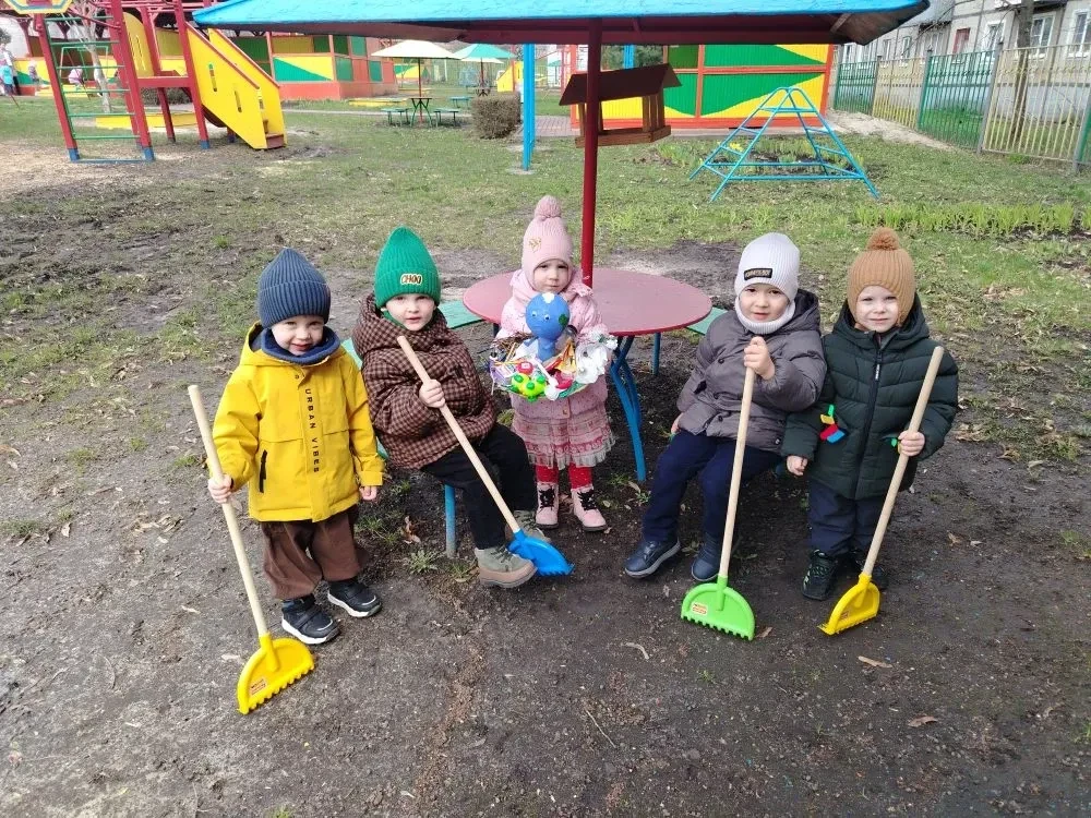 🧹👫🧹Сегодня в рамках весеннего месячника по благоустройству в нашем дошкольном учрежд...