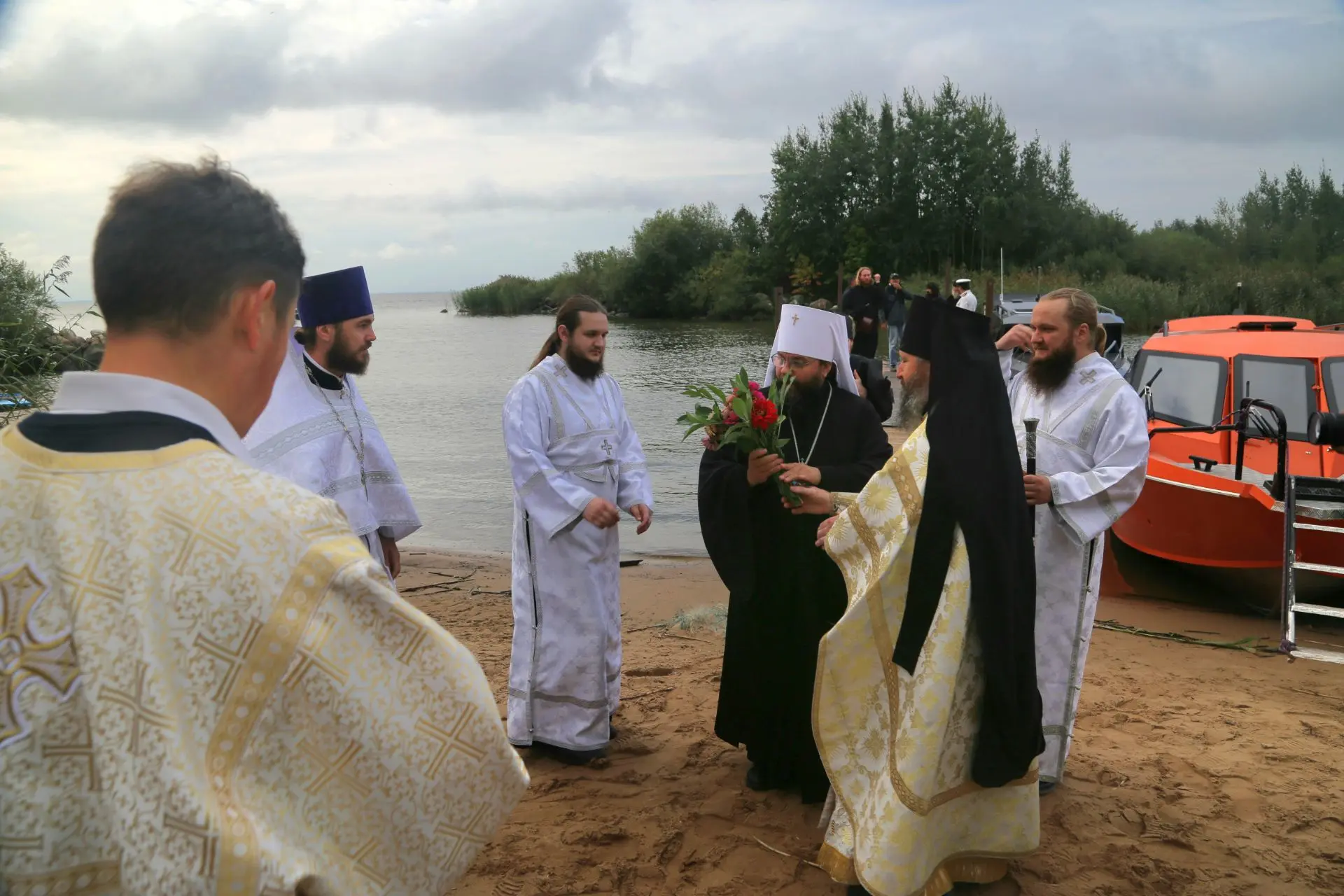 Не уходит, а остаётся