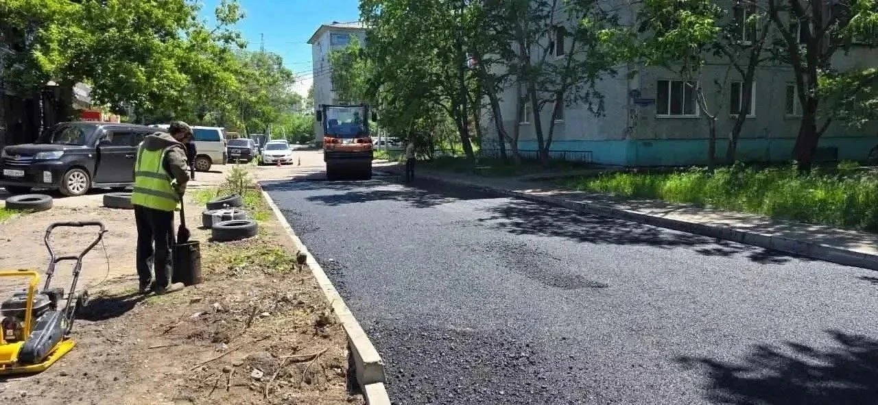 🏘 Междворовые проезды ремонтируют в Приамурье
 
По поручению Губернатора Василия Орлова до конца до