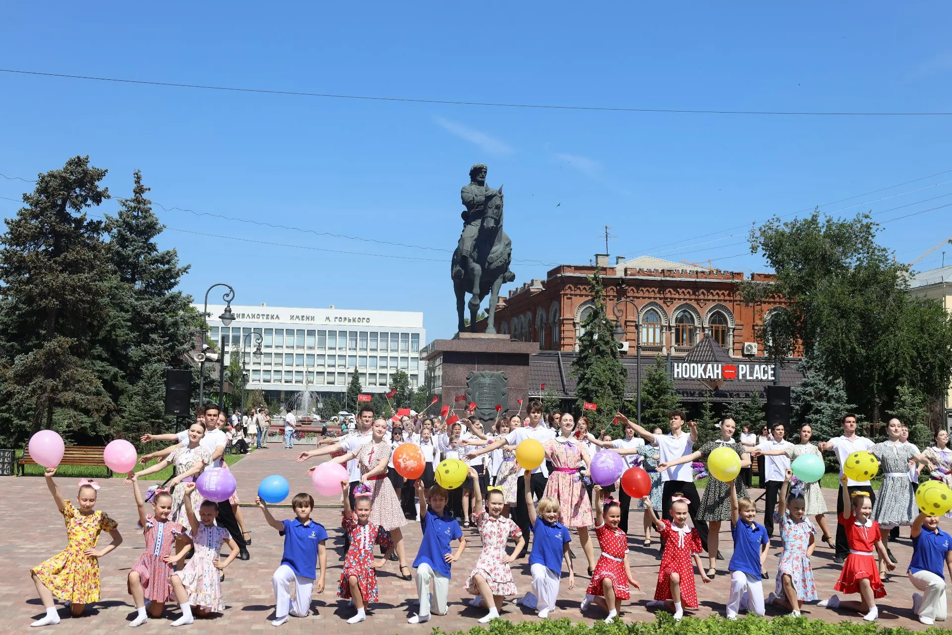 🇷🇺 Большой семейный праздник в Волгограде!

 ☘️В День России центральная зеленая зона Волгограда н