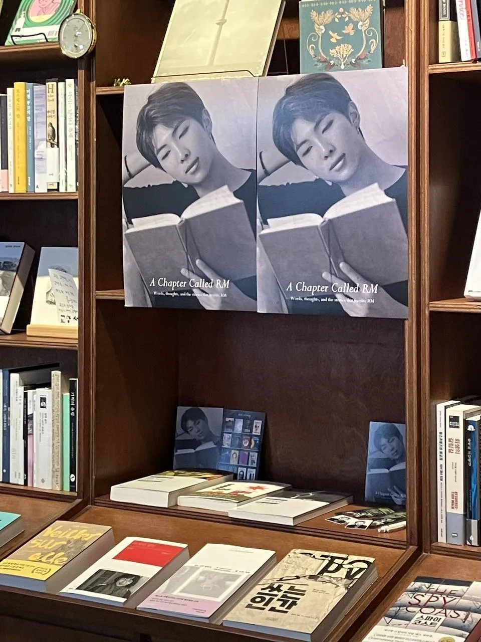 Рай для книголюбов: В Сеуле открылось потрясающее тематическое кафе в честь RM! 🐨📚☕️✨