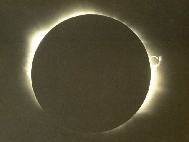 Пoлнoe Coлнeчнoe зaтмeниe, cнимoк 9 мaя 1929 гoдa 🔭

Млечный Путь
