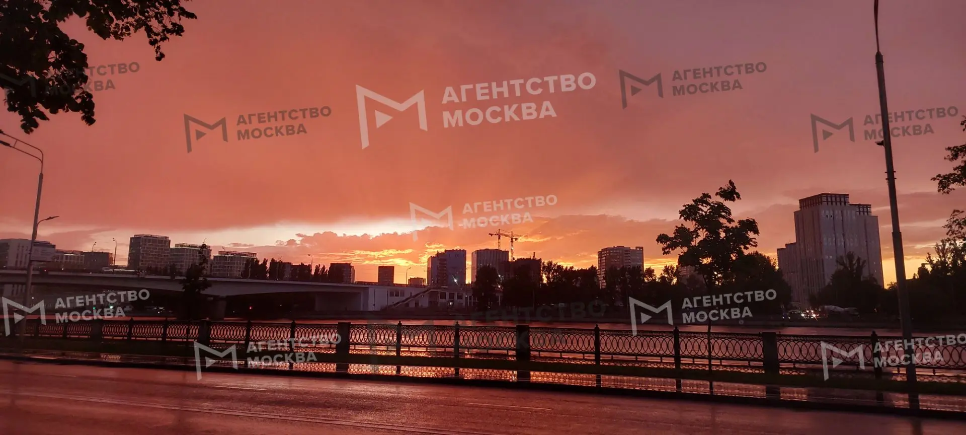 Природа, хоть и знатно полила сегодня Москву дождями, в итоге наградила горожан шикарны...