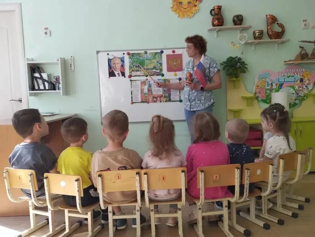 Одной из важнейших дат нашей страны является 12 июня- День России.
Накануне праздника в младшую груп