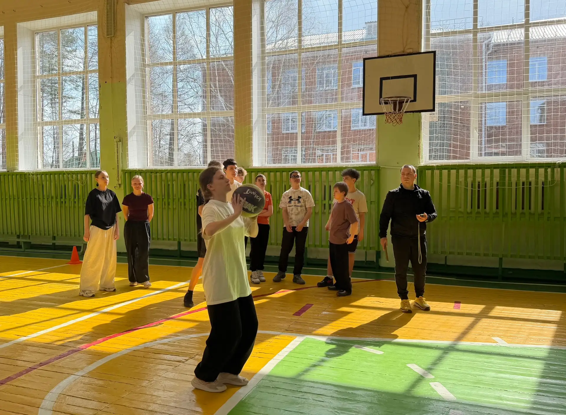 В здоровом теле - здоровый дух!  8 апреля команды 5-8 классов прошли спортивную полосу препятствий в