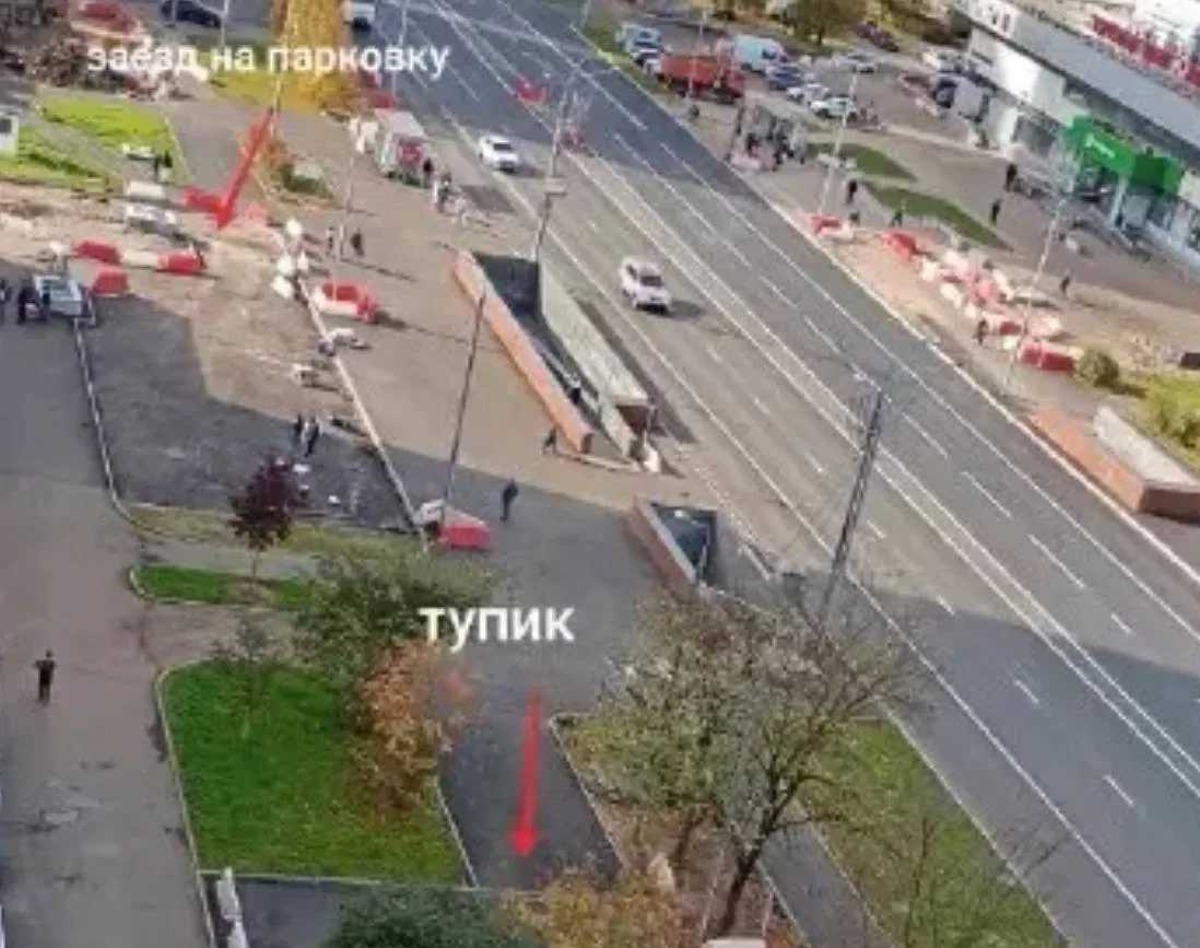 🚧 Сквозной проезд к сети магазинов перекрыли бордюрами
