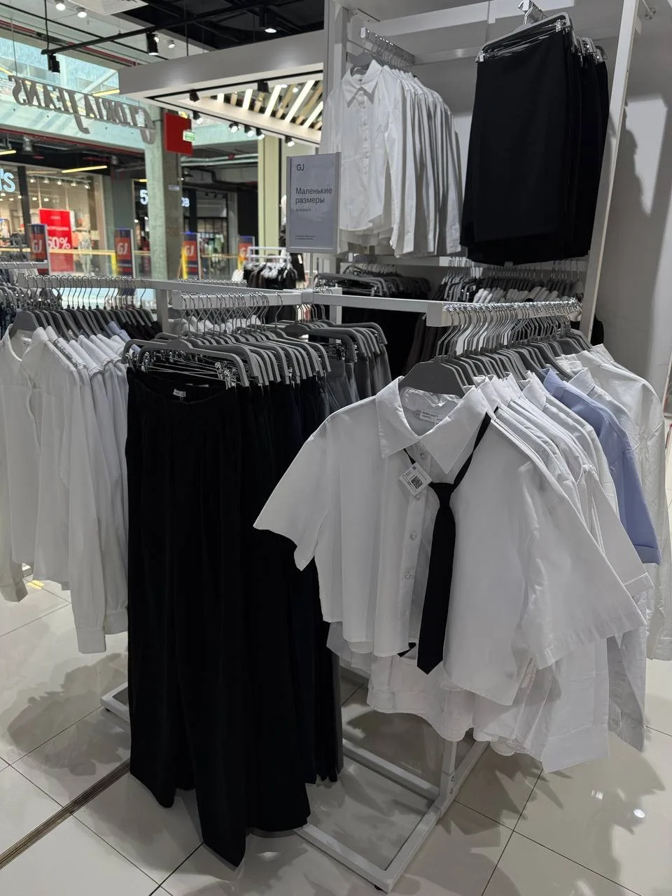 В своем московском турне, я заглянула в Gloria Jeans, где сейчас одновременно можно найти очень мног