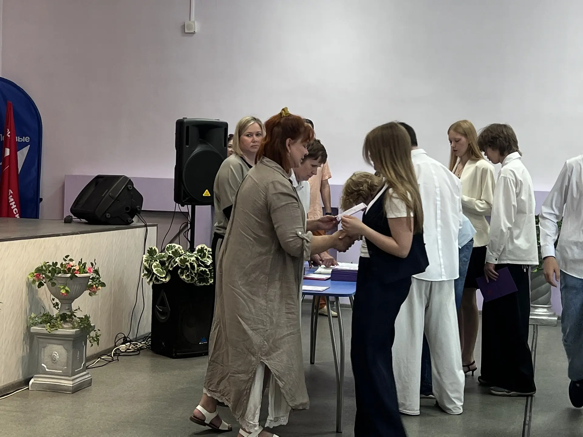 Сегодня в актовом зале школы царила атмосфера радости и легкой грусти — 9-классникам вручили аттеста