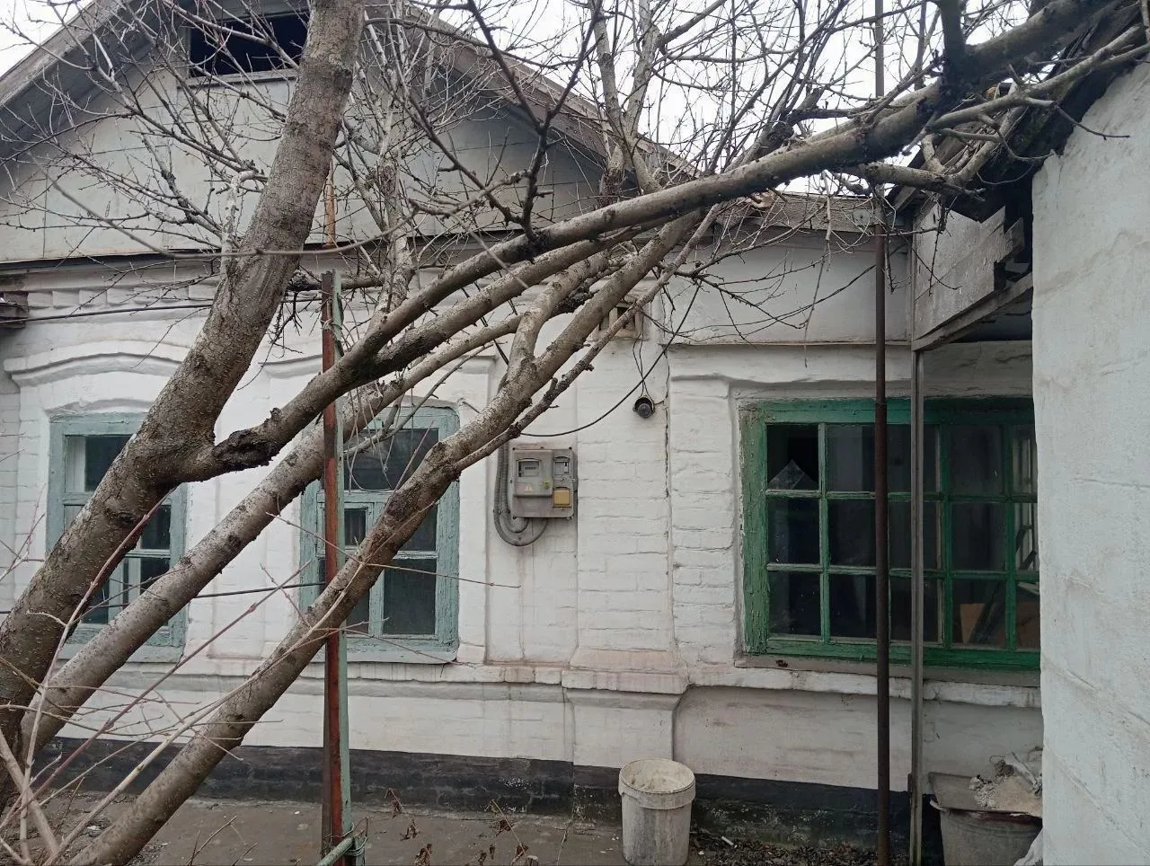 Продам дом, район Ильича недалеко от ильичевского рынка, во дворе есть хоз постройки, т...