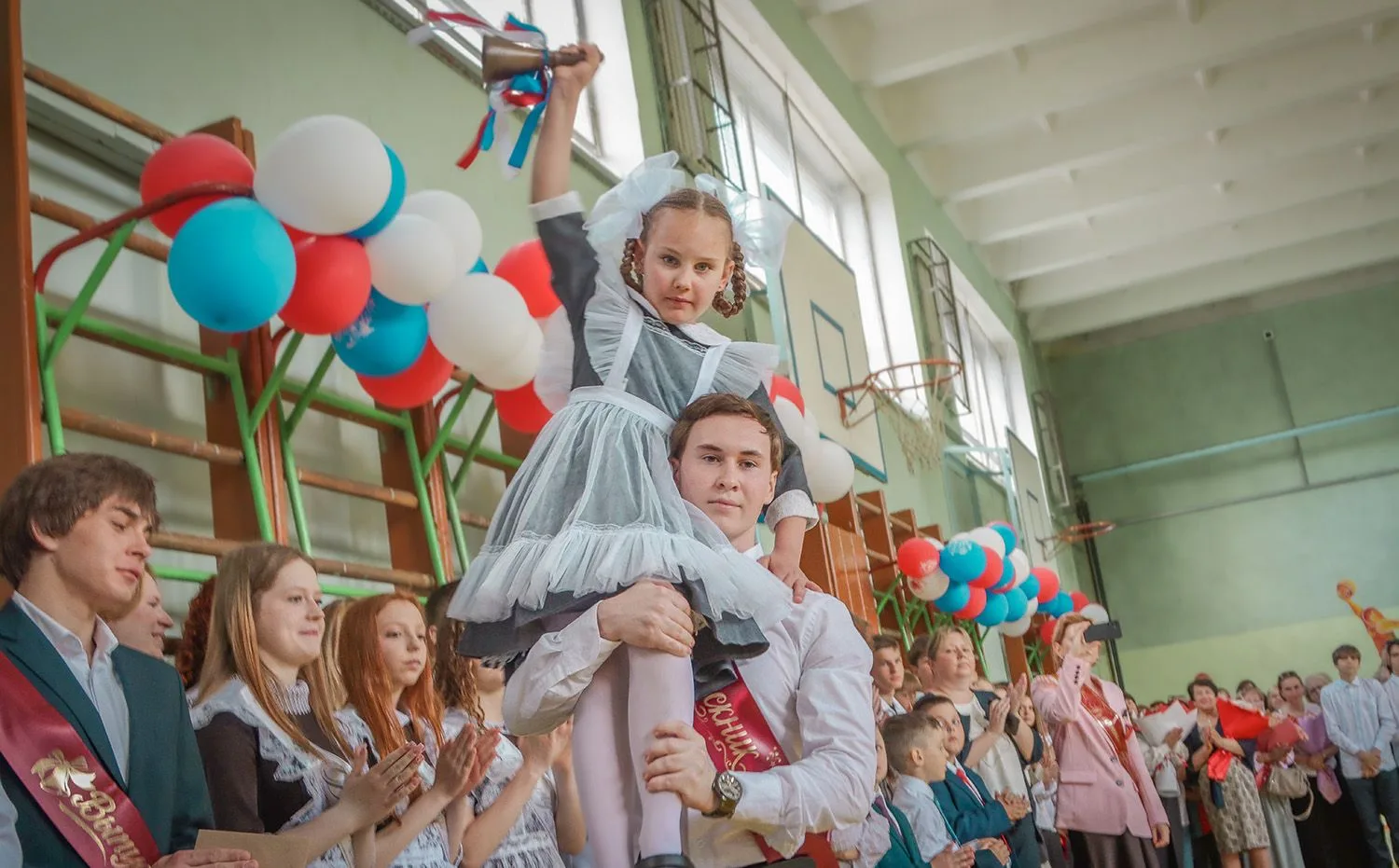 Брянские выпускники прощаются со школой    В брянских школах наступила пора последних звонков. Замес