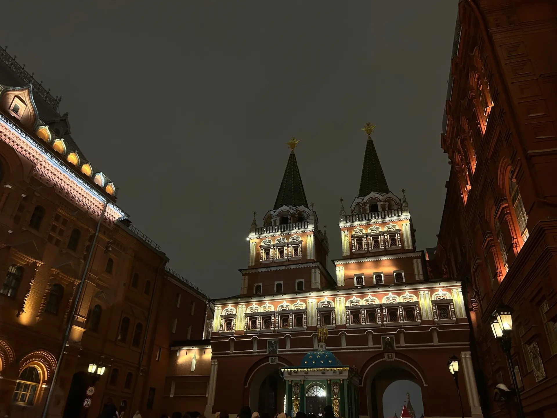 Путешествие сквозь века и высоты! Наши десятиклассники в Москве! 🌃   Вчера ребята побывали на кафедр