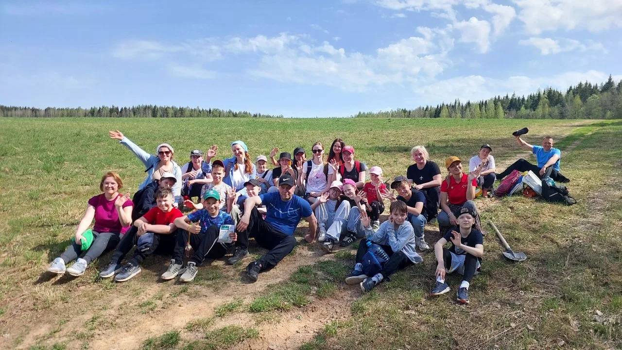👟У похода есть начало,  А конца походу нет.  Мы прошли дорог немало,  Но огромен белый свет.  Ученик