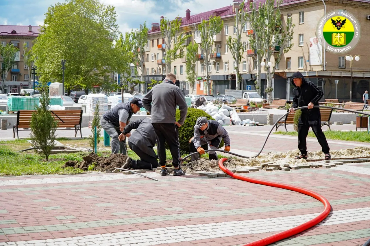 Сотрудники МКУ «Горсвет» выполнили прокладку питающего кабеля на площади Победы  Кабель длиной 80 ме