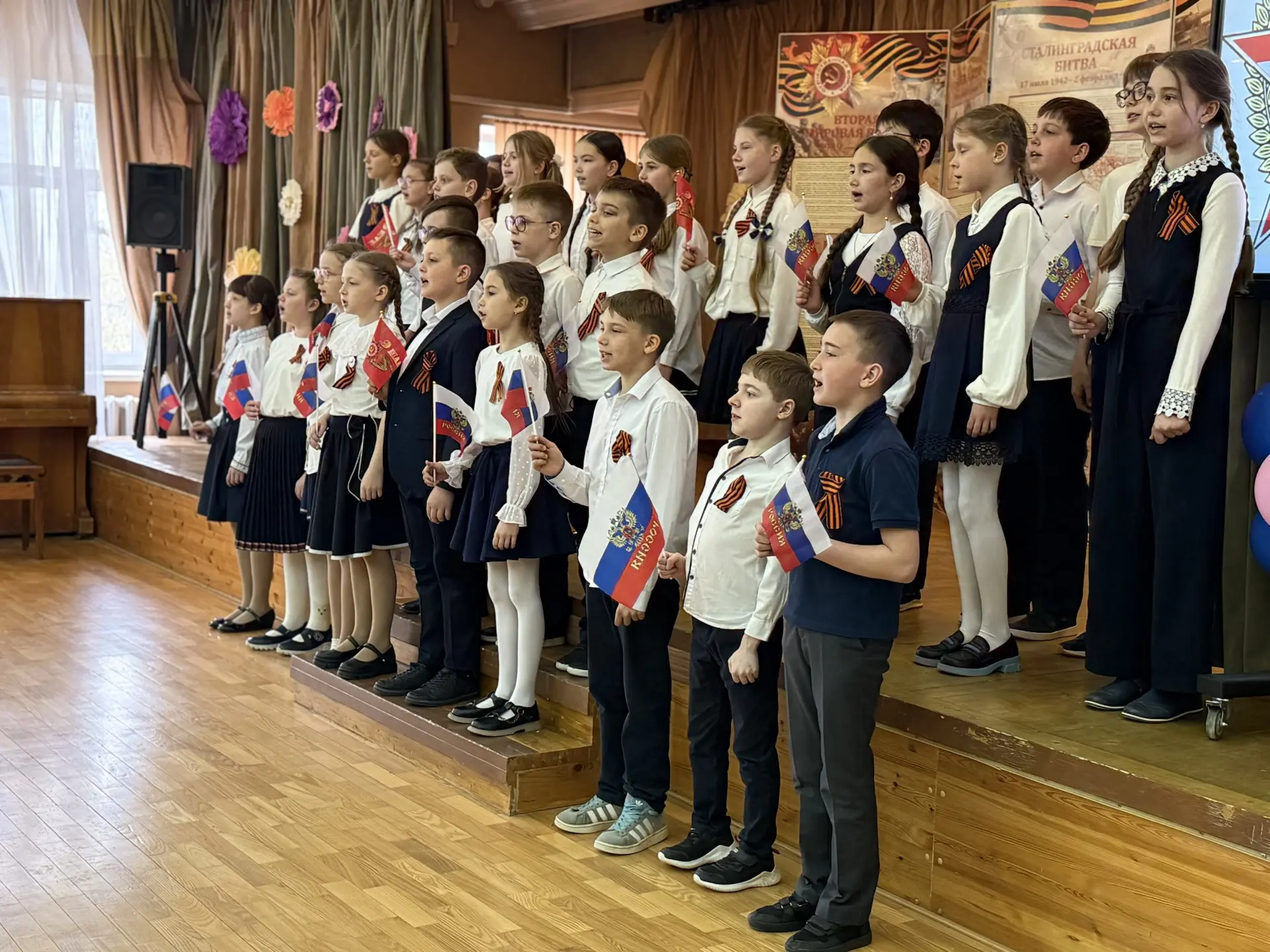 🎶 Ежегодно в нашей школе проходит «Битва хоров» — и каждый раз это событие трогает до глубины души! 