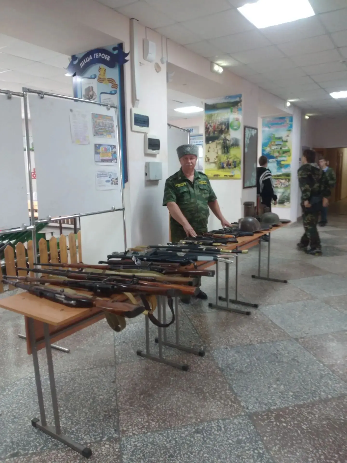 В Гулькевичском строительном техникуме прошла выездная военно-историческая выставка ору...