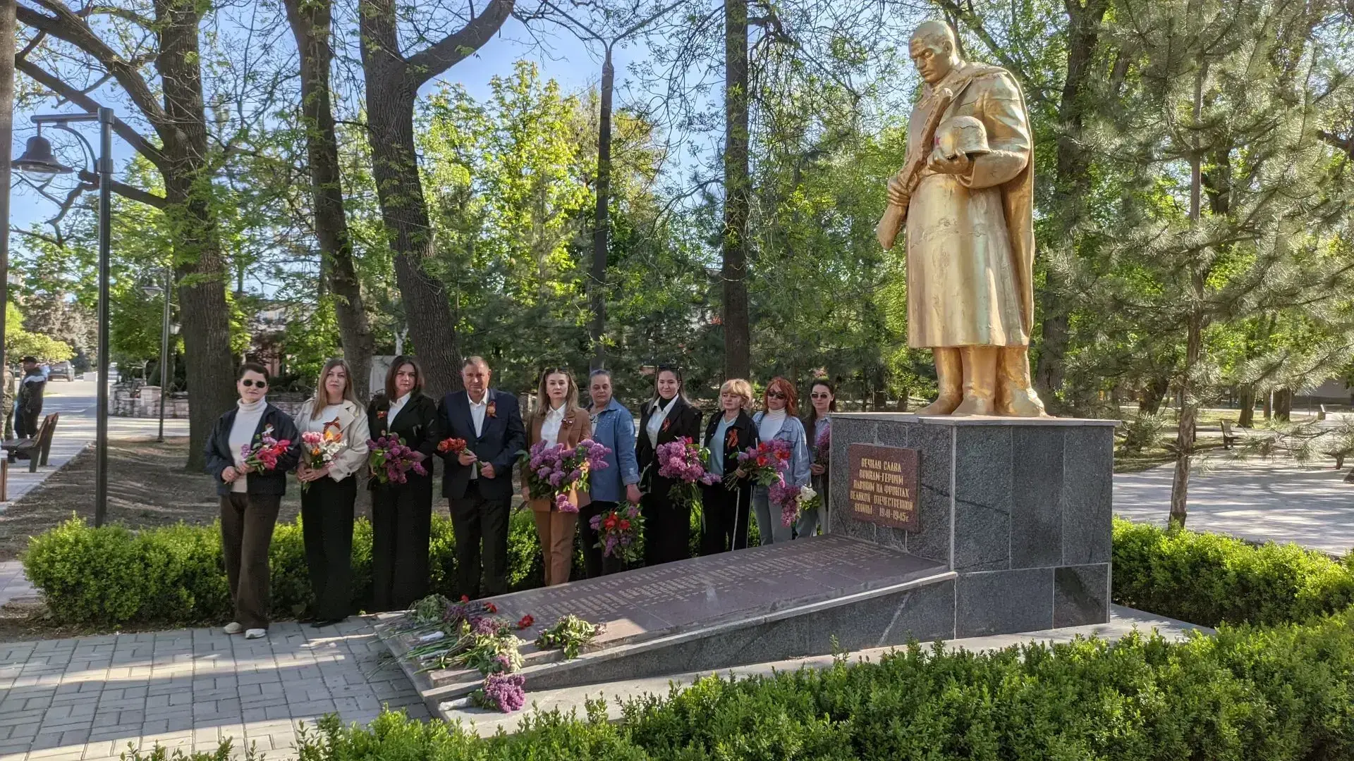 Подарок ветерану, посещение мемориала, профориентация школьников: праздничные мероприятия токмакског