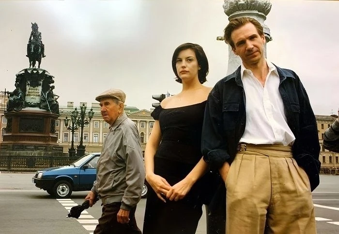 Рэйф Файнс и Лив Тайлер у памятника Николаю I