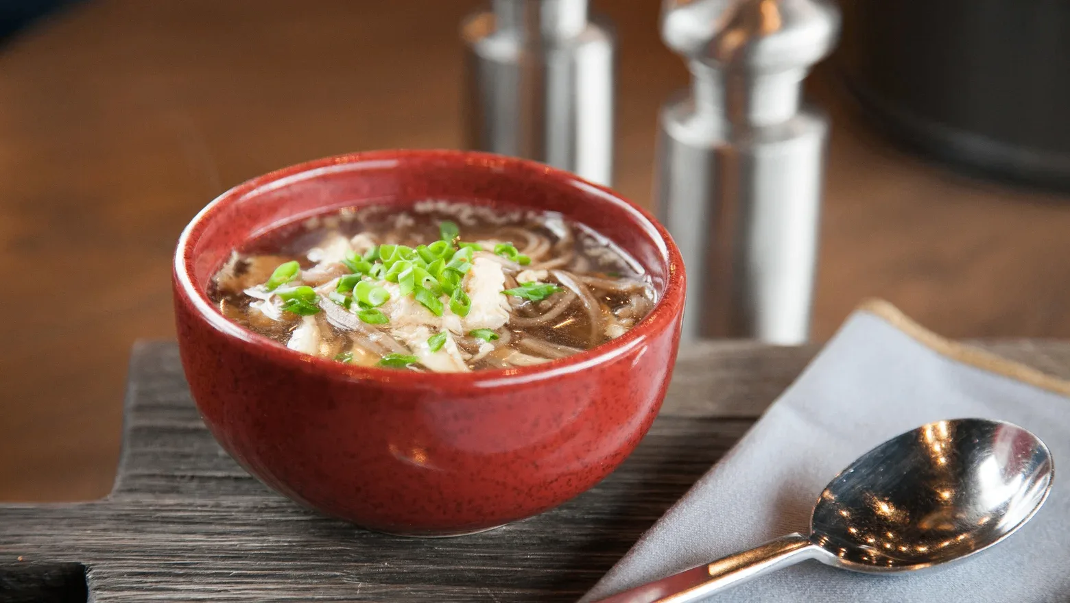 🥢 Куриный суп с гречневой лапшой — лёгкий суп на курином бульоне с соевым соусом, хонд...