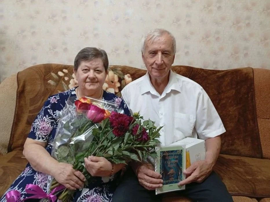 Полвека и ещё пять: получателей услуг поздравили с 55‑летием брака — изумрудной свадьбой